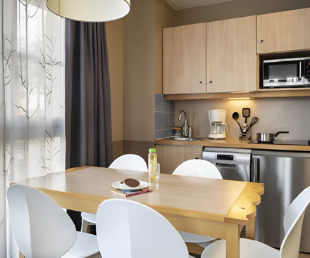 9-Person, 2-Bedroom Apartment