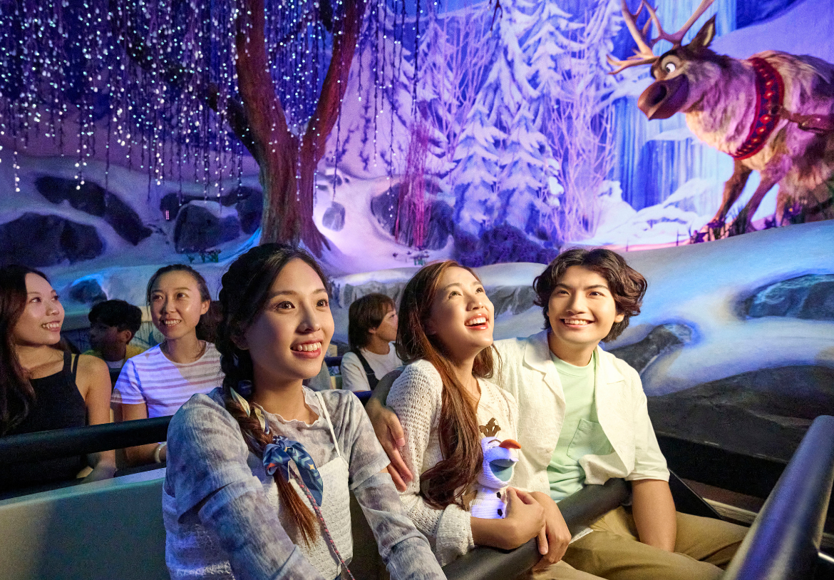 MagicBreaks Explore the enchanting new World of Frozen from 29th March! carousel banner